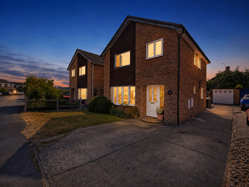 4 bed House - Detached For Sale in Horley, Surrey