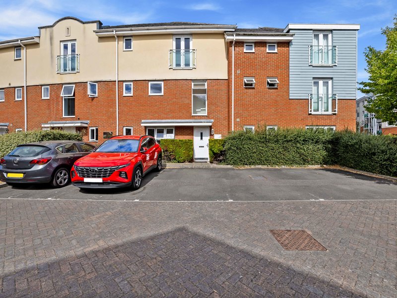 2 bed Maisonette For Sale in Redhill, Surrey - 2