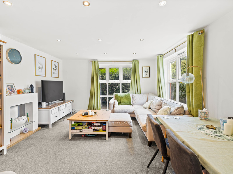 2 bed Maisonette For Sale in Redhill, Surrey