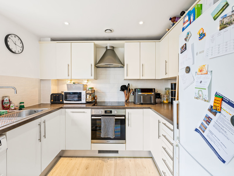 2 bed Maisonette For Sale in Redhill, Surrey - 3