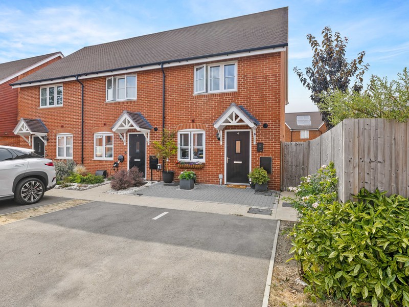 2 bed House - End Terrace For Sale in Horley, Surrey
