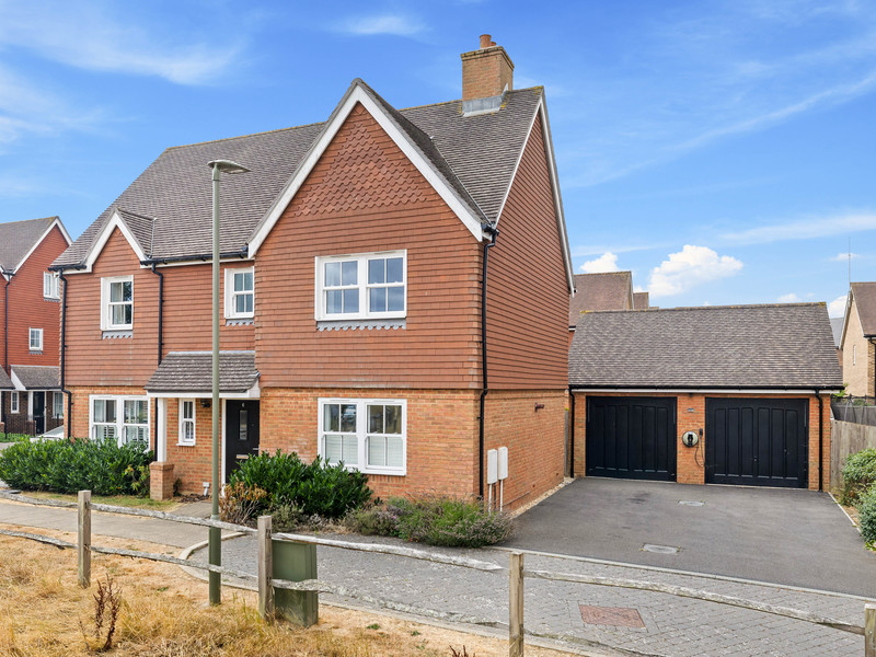 4 bed House - Detached For Sale in Horley, Surrey