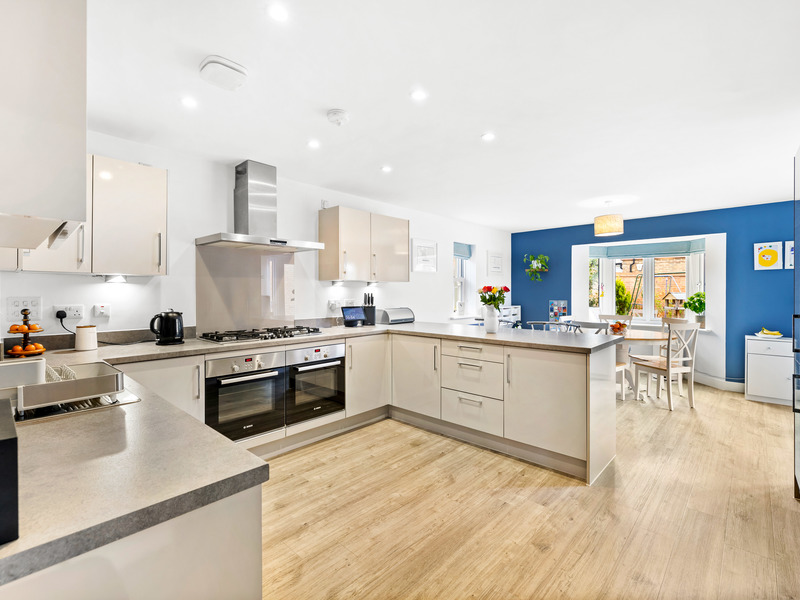 4 bed House - Detached For Sale in Horley, Surrey - 2