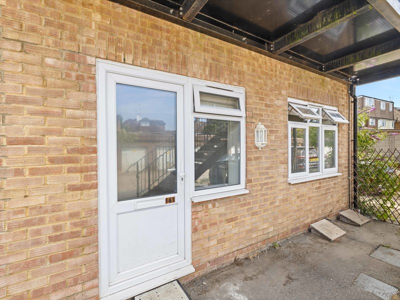 1 bed Maisonette For Rent in Reigate, Surrey - 2