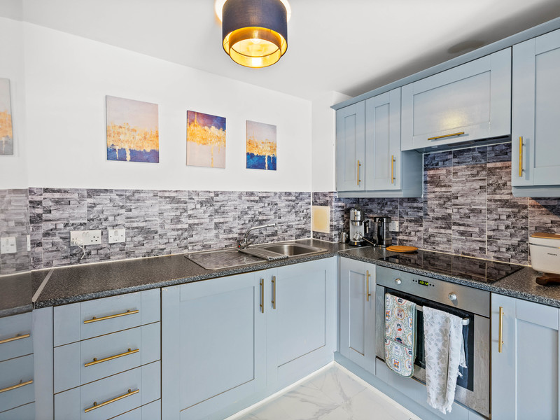 2 bed Apartment For Sale in Crawley, West Sussex - 2
