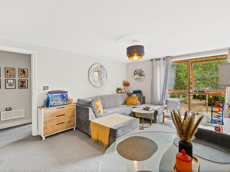 2 bed Apartment For Sale in Crawley, West Sussex
