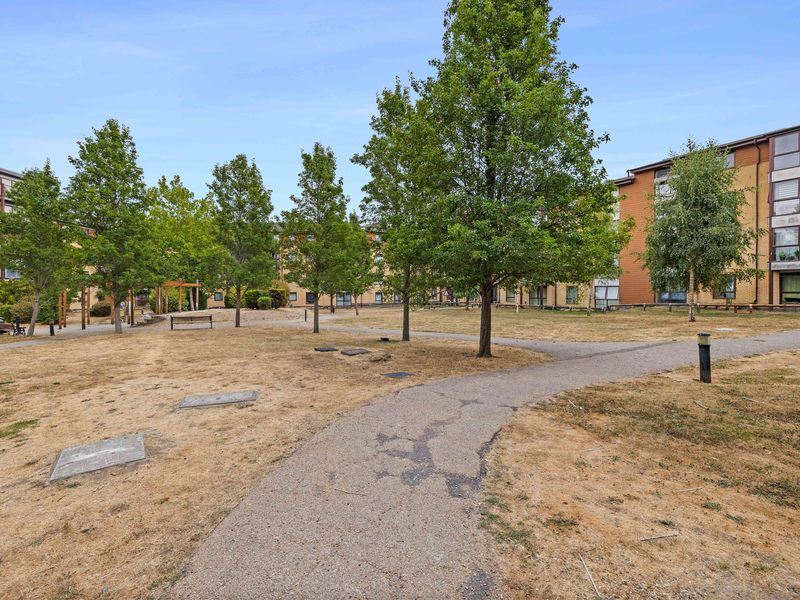 2 bed Apartment For Sale in Crawley, West Sussex - 3