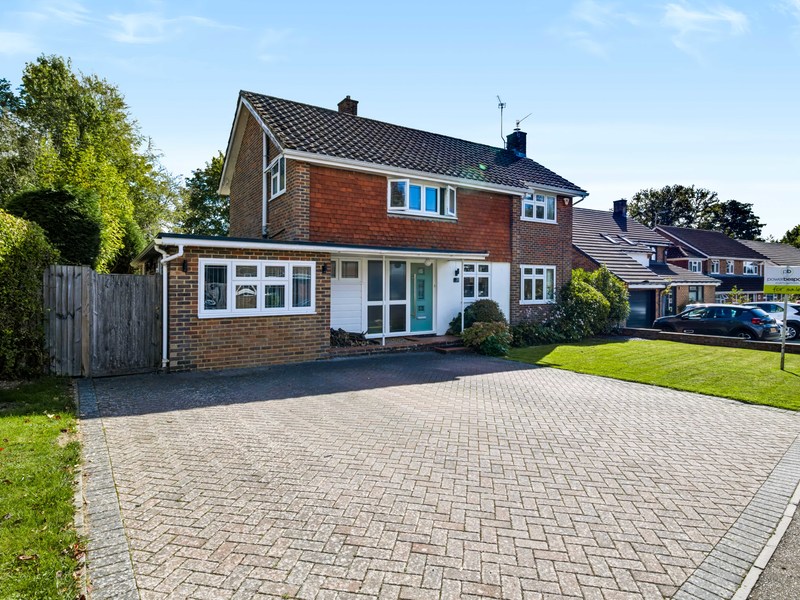 4 bed House - Detached For Sale in Crawley, West Sussex