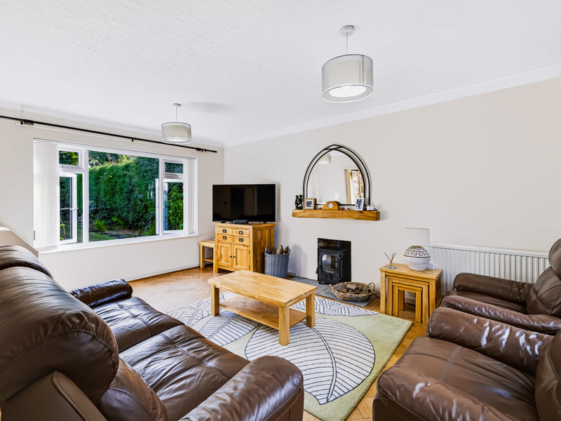 4 bed House - Detached For Sale in Crawley, West Sussex - 2