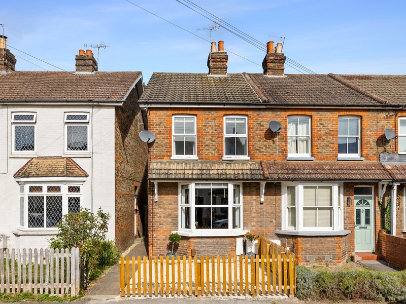 3 bed House - End Terrace For Sale in Redhill, Surrey