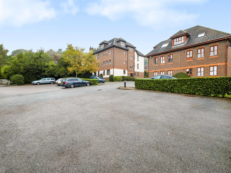1 bed Apartment For Rent in Redhill, Surrey - 3