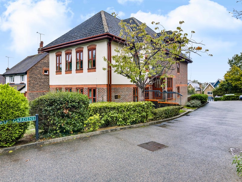 1 bed Apartment For Rent in Redhill, Surrey - 2