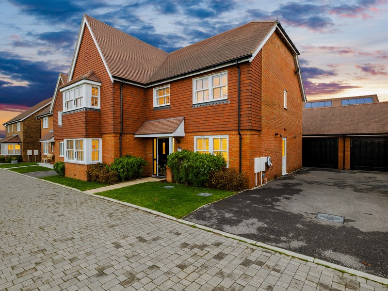 5 bed House - Detached For Sale in Horley, Surrey - 2
