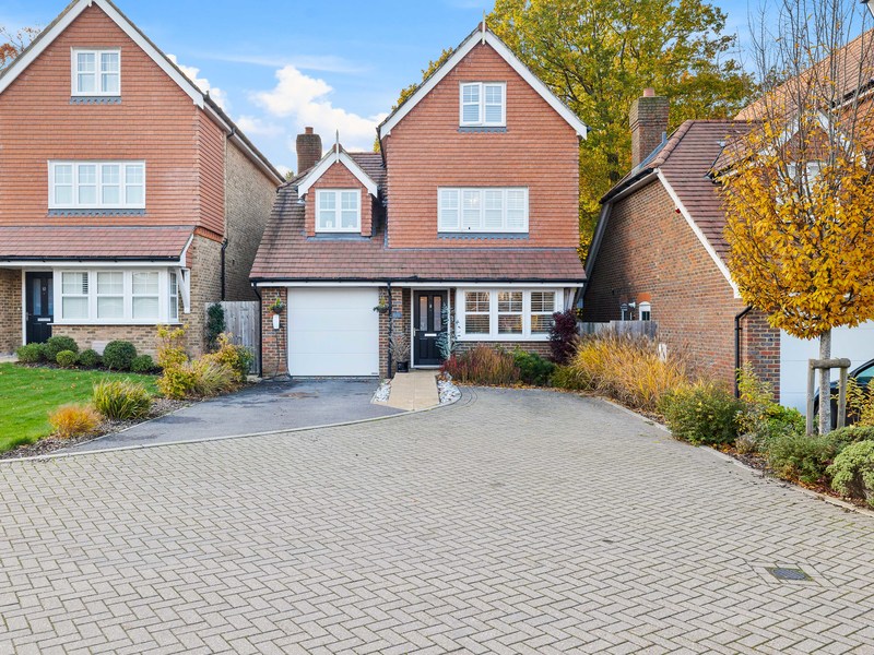 4 bed House - Detached For Sale in Crawley, West Sussex