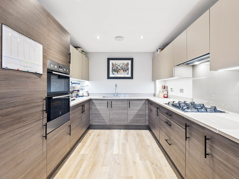 4 bed House - Detached For Sale in Crawley, West Sussex - 2