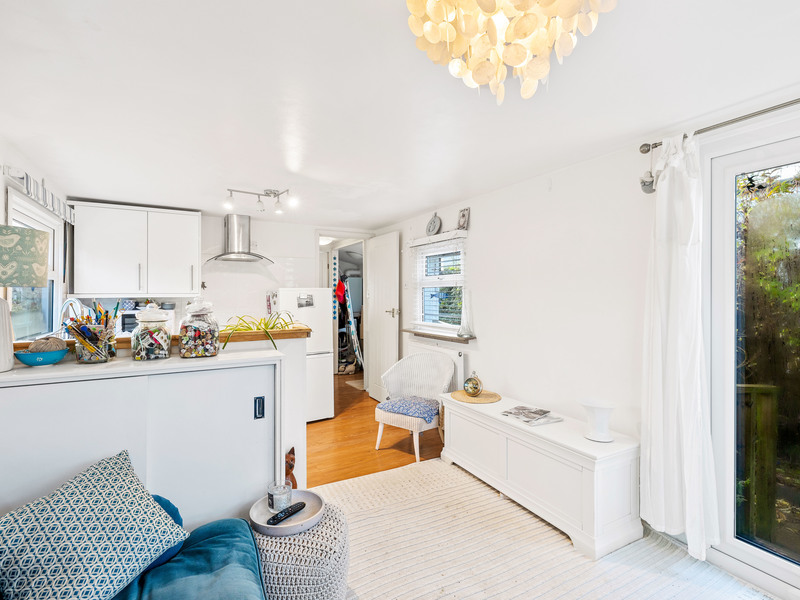 1 bed Park Home For Sale in Tadworth, Surrey - 3