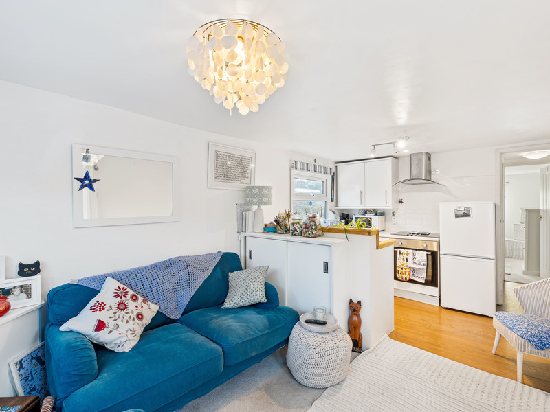 1 bed Park Home For Sale in Tadworth, Surrey - 2