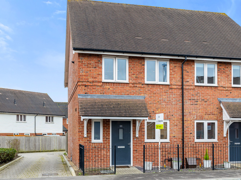 2 bed House - Semi For Sale in Horley, Surrey - 2