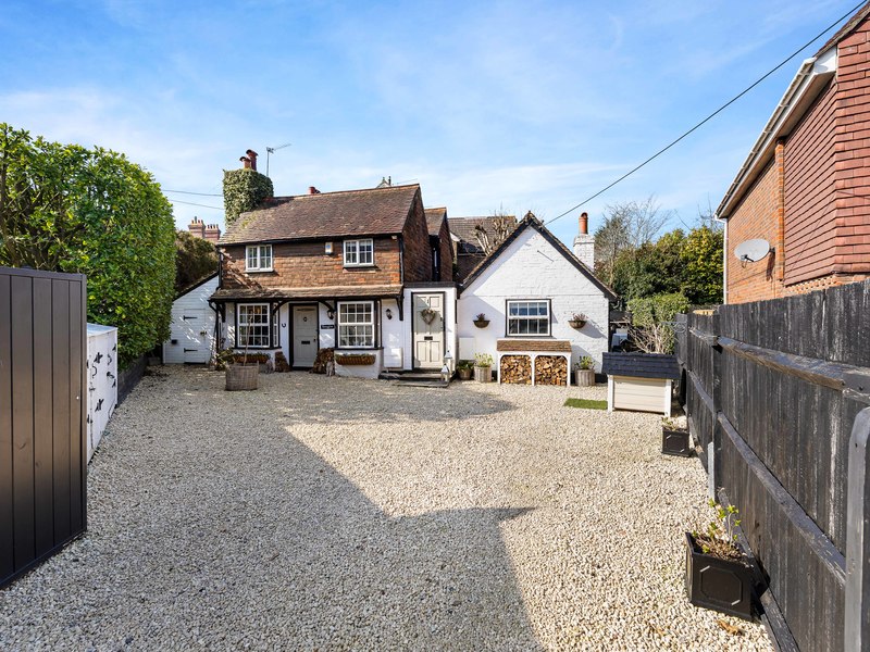 4 bed House - Detached For Sale in Crawley, West Sussex - 2