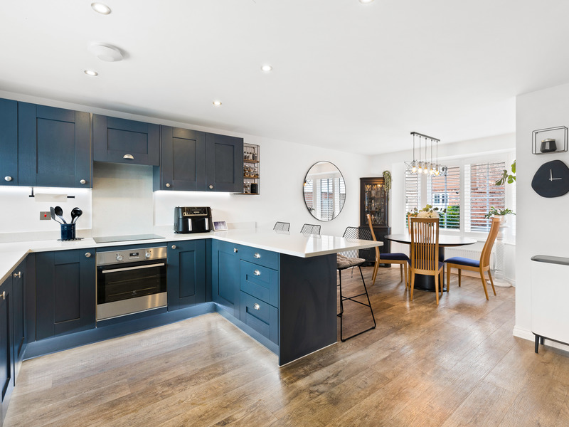 4 bed House - Detached For Sale in Horley, Surrey - 3