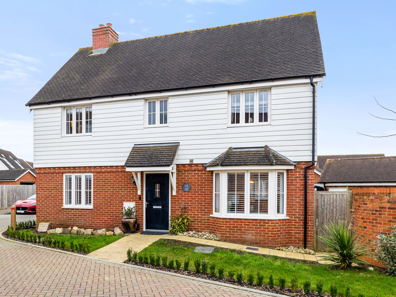 4 bed House - Detached For Sale in Horley, Surrey