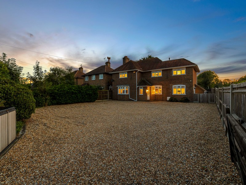 5 bed House - Detached For Sale in Horley, Surrey - 2