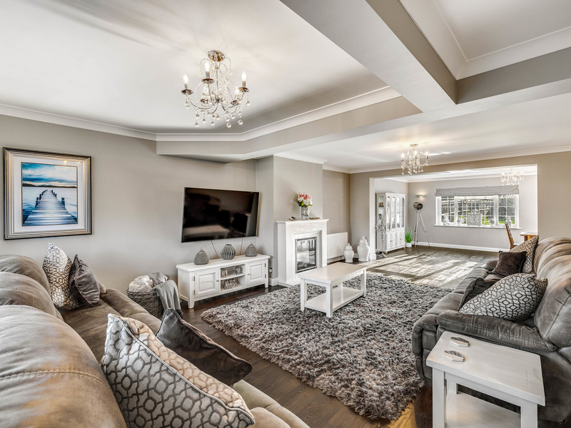 5 bed House - Detached For Sale in Horley, Surrey - 3