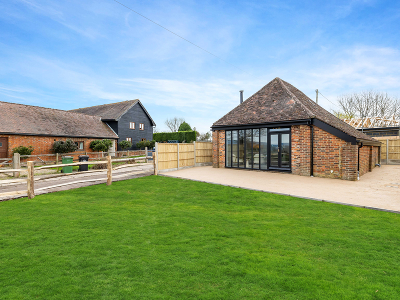 1 bed Character Property For Sale in Horsham, Surrey - 2