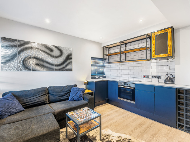 1 bed Apartment For Rent in Reigate, Surrey - 2