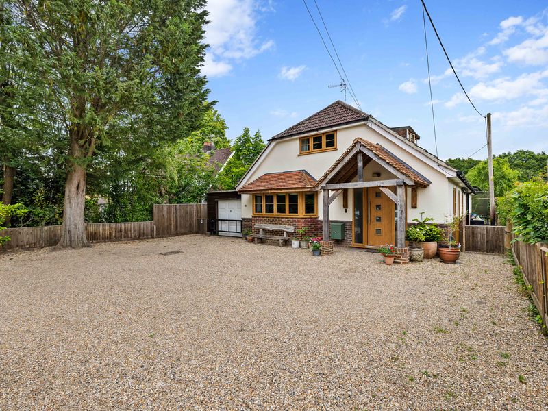 4 bed House - Detached For Sale in Horley, Surrey