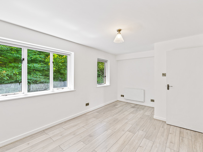 1 bed Apartment For Rent in Reigate, Surrey - 2