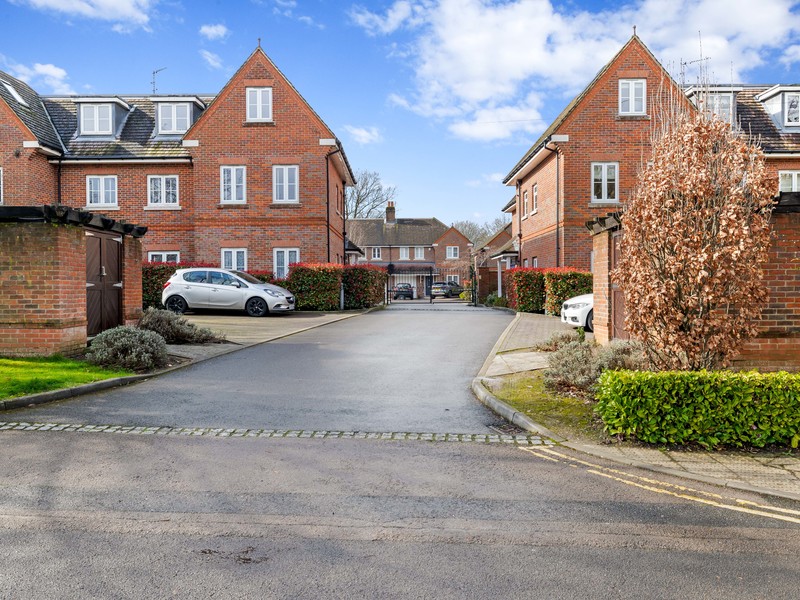 2 bed Apartment For Sale in Banstead, Surrey - 2