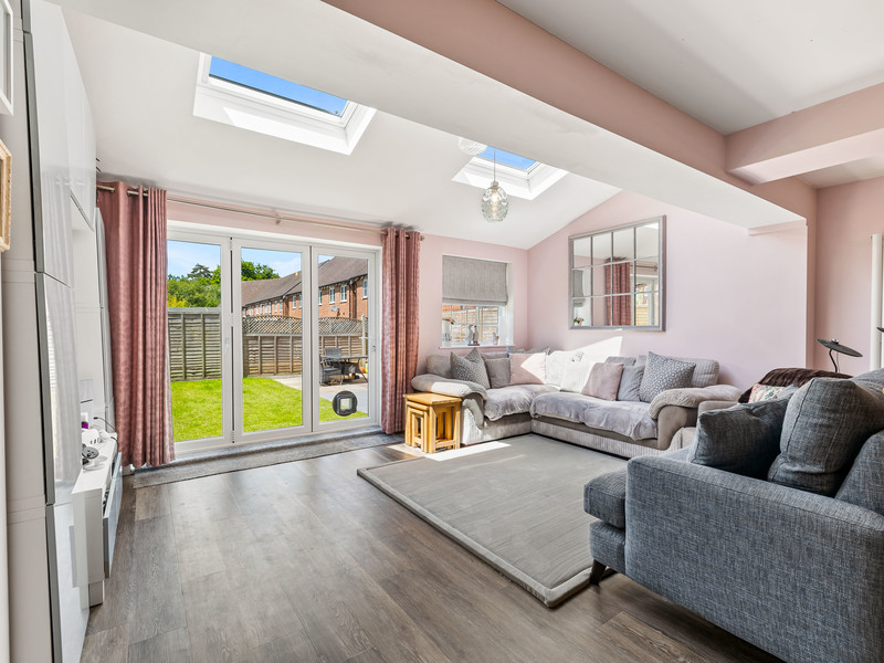 4 bed House - End Terrace For Rent in Horley, Surrey