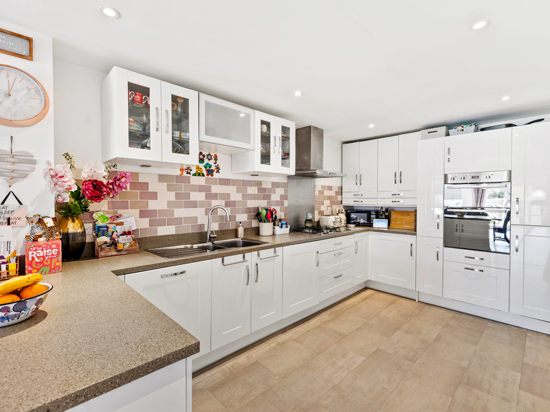 4 bed House - End Terrace For Rent in Horley, Surrey - 3