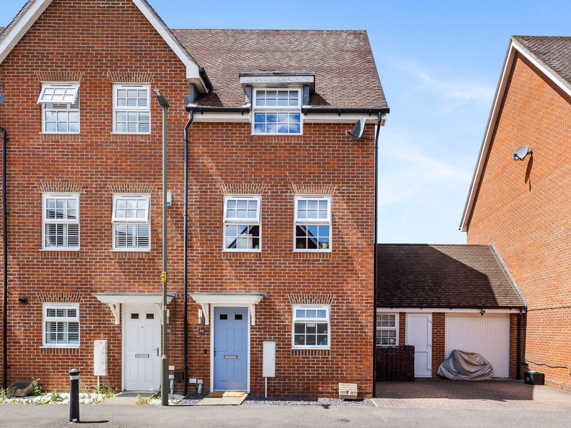4 bed House - End Terrace For Rent in Horley, Surrey - 2