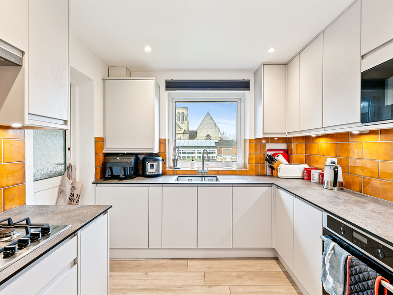 2 bed Apartment For Rent in Reigate, Surrey - 3