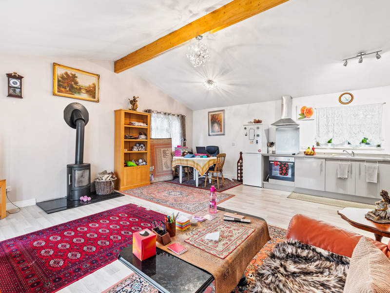 2 bed Mobile Home For Sale in Horley, Surrey - 3