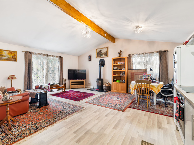 2 bed Mobile Home For Sale in Horley, Surrey - 2