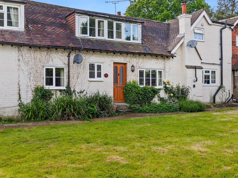 2 bed House - Terrace For Sale in Horley, Surrey - 2