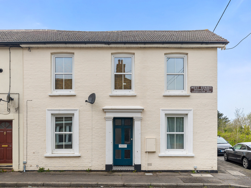 1 bed Apartment For Rent in Crawley, Surrey - 2