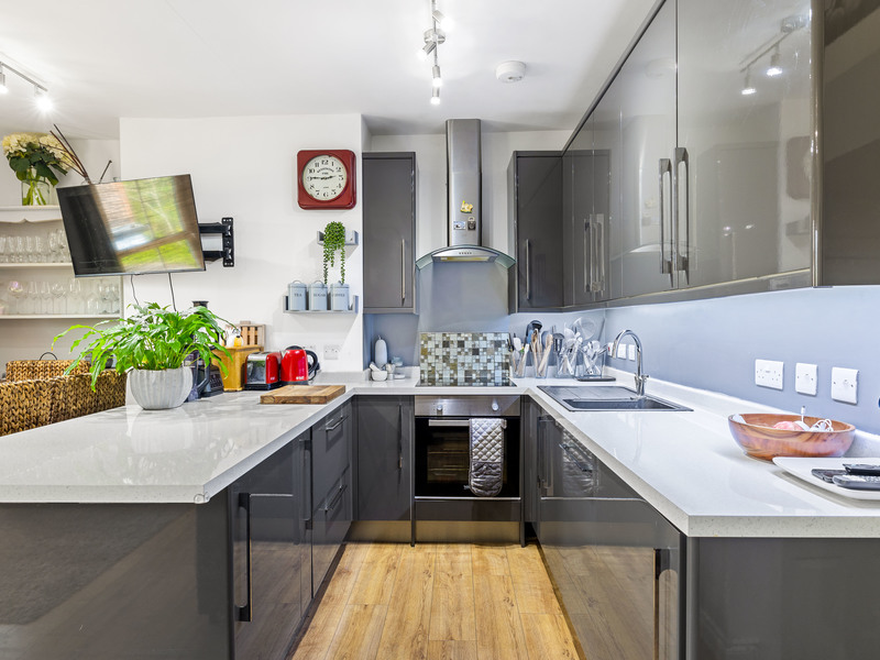 1 bed Apartment For Rent in Crawley, Surrey - 3