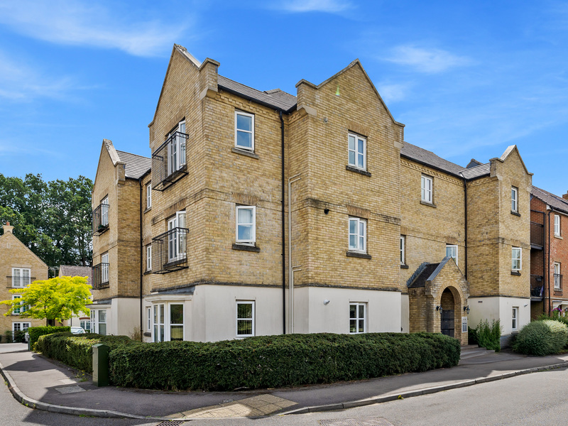 2 bed Apartment For Sale in Crawley, West Sussex