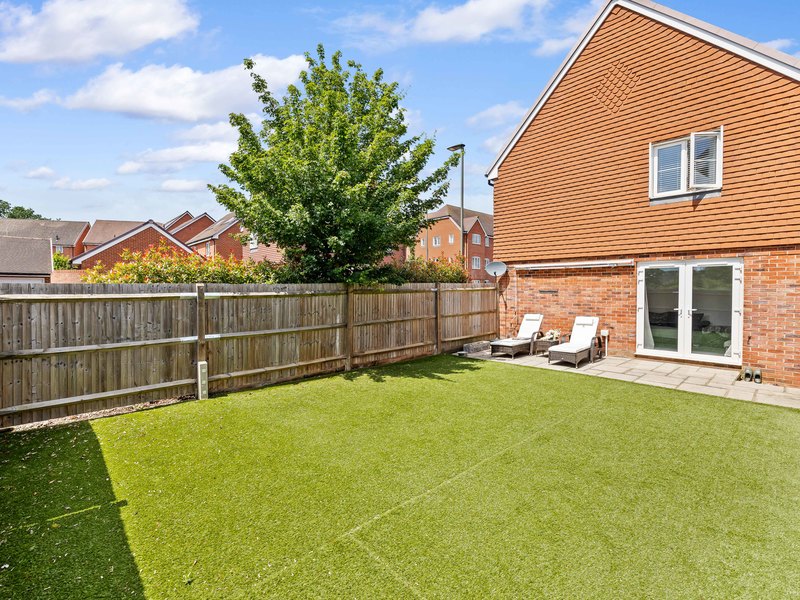 3 bed House - Detached For Sale in Horley, Surrey - 3