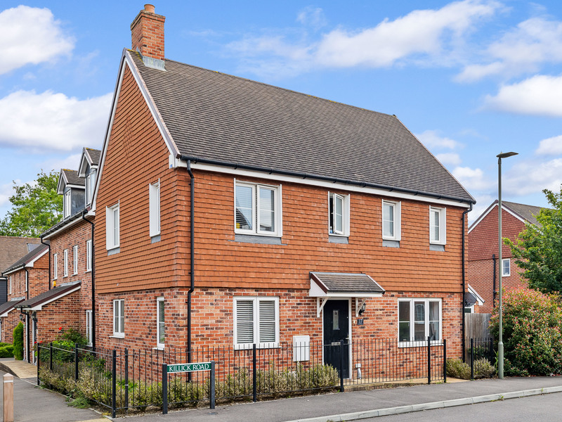 3 bed House - Detached For Sale in Horley, Surrey - 2