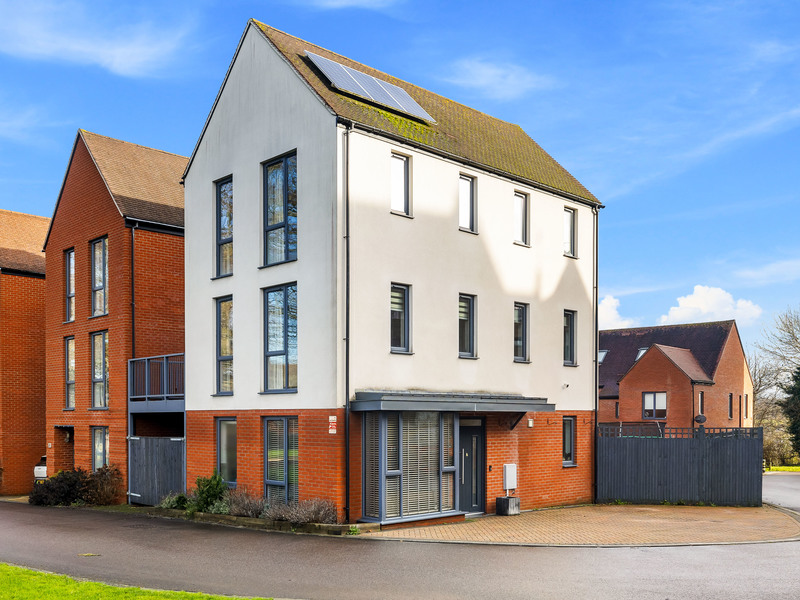 3 bed House - Detached For Rent in Coulsdon, Surrey