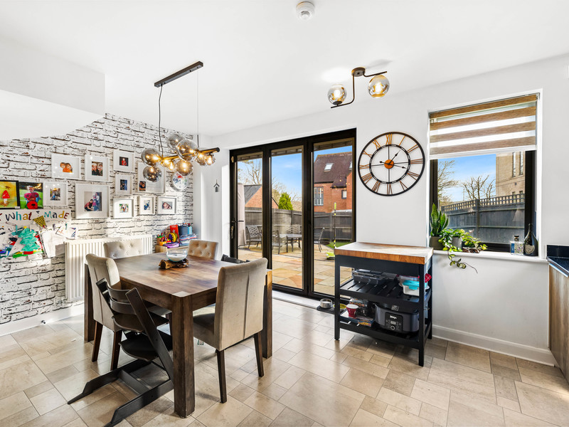 3 bed House - Detached For Rent in Coulsdon, Surrey - 3