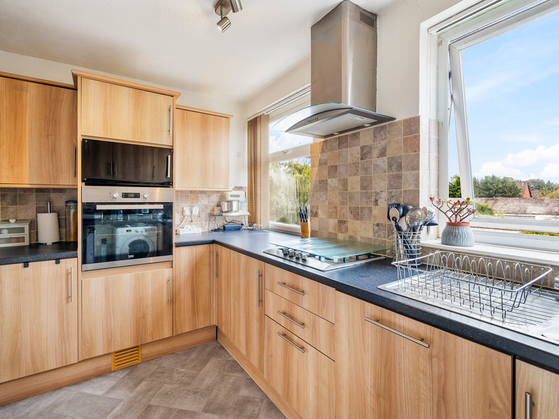 4 bed House - Townhouse For Sale in Horley, Surrey - 2