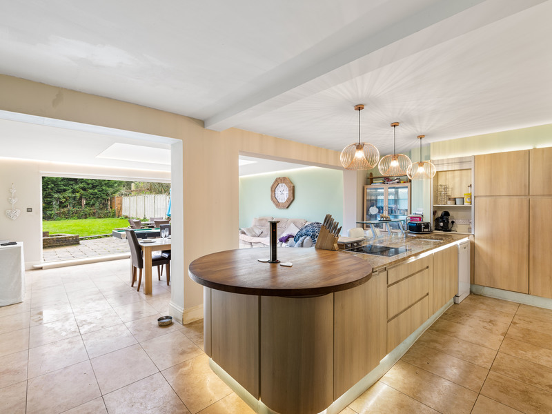 4 bed House - Semi For Sale in Horley, Surrey - 2