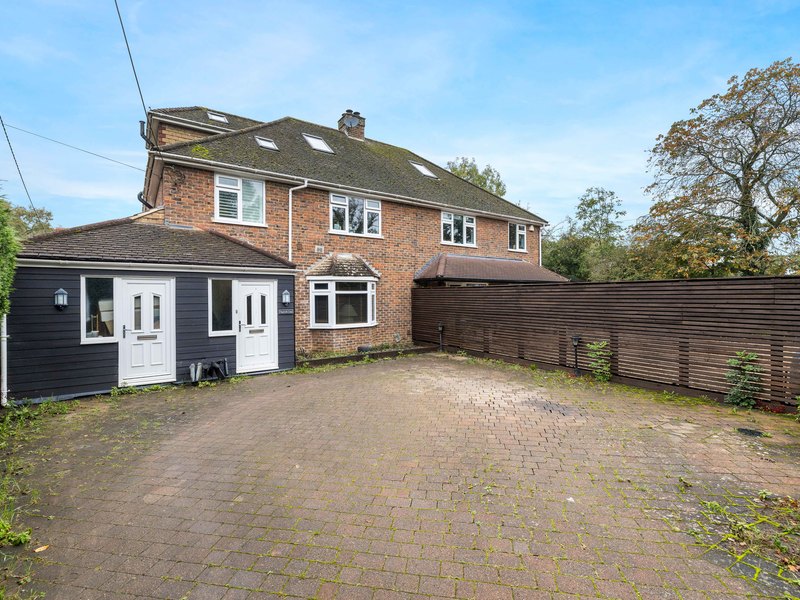4 bed House - Semi For Sale in Horley, Surrey