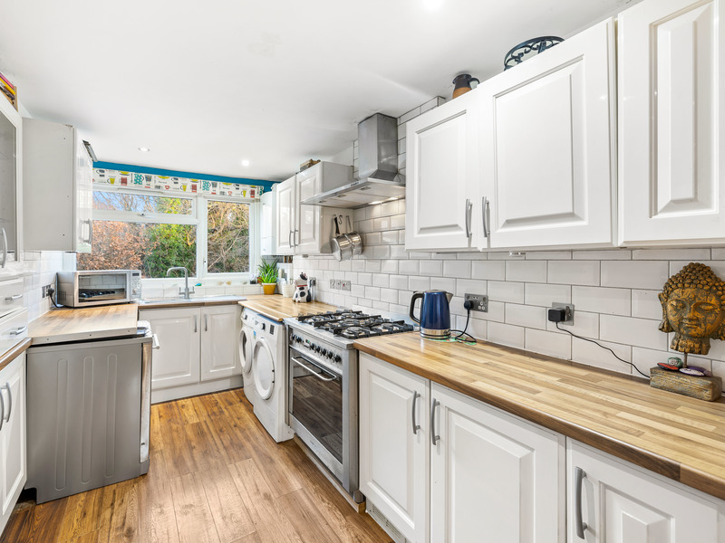 2 bed Apartment For Sale in Redhill, Surrey